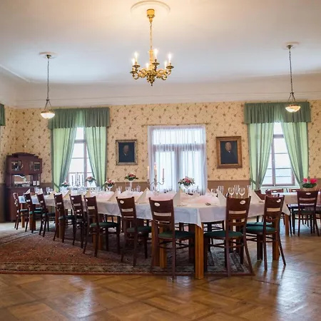 Zámek Penzion Lobec